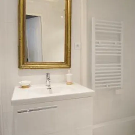 One-bedroom Downtown Apartament Paryż