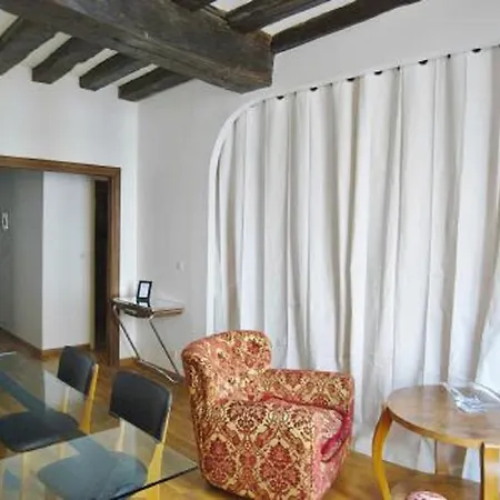 One-bedroom Downtown Париж