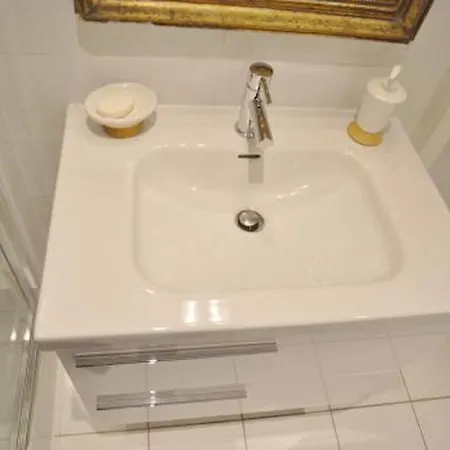 One-bedroom Downtown Apartament
