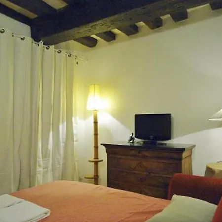 Apartament One-bedroom Downtown *